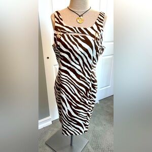🔥🔥Gorgeous Michael Kors Giraffe print sleeveless dress with gold accents